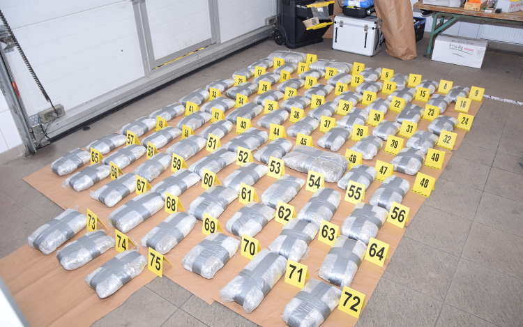 Több mint 58 kilogramm marihuánát találtak Röszkénél