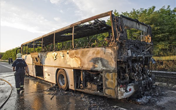 Kigyulladt egy gyerekeket szállító busz az M0-son