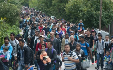 Több mint kétszázezer migráns vár útnak indulásra