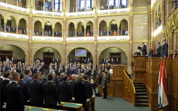 A kormányt kérdezik a képviselők