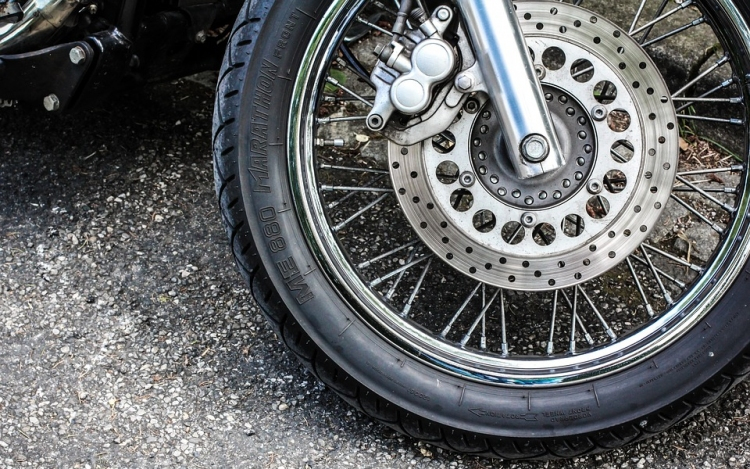 Halálos motorbaleset Tát és Bajna között