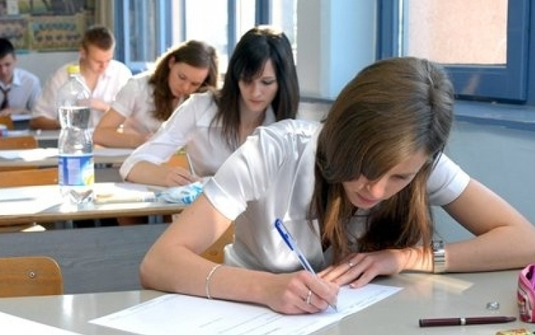 Hétvégén ballagások, hétfőn a magyar írásbelikkel folytatódnak az érettségik