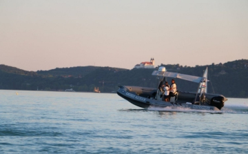 Szörföst mentettek ki a Balatonból