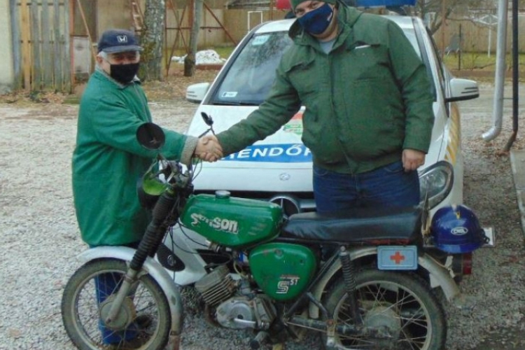 Vitte a fát, meg a motort is