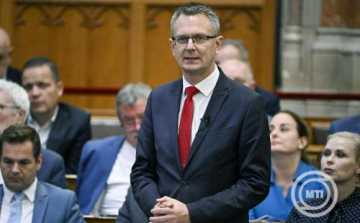 Rétvári Bence: azért módosítják az alaptörvényt, hogy a korábbi Fidesz-KDNP-s képviselőket eltávolítsák a parlamentből