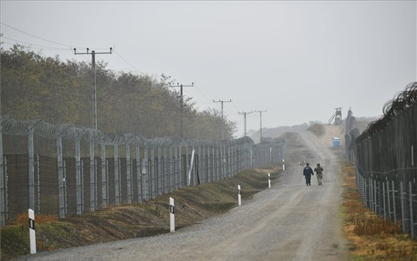 A büntetés-végrehajtás megkezdte a déli határszakasz kerítésének megerősítését