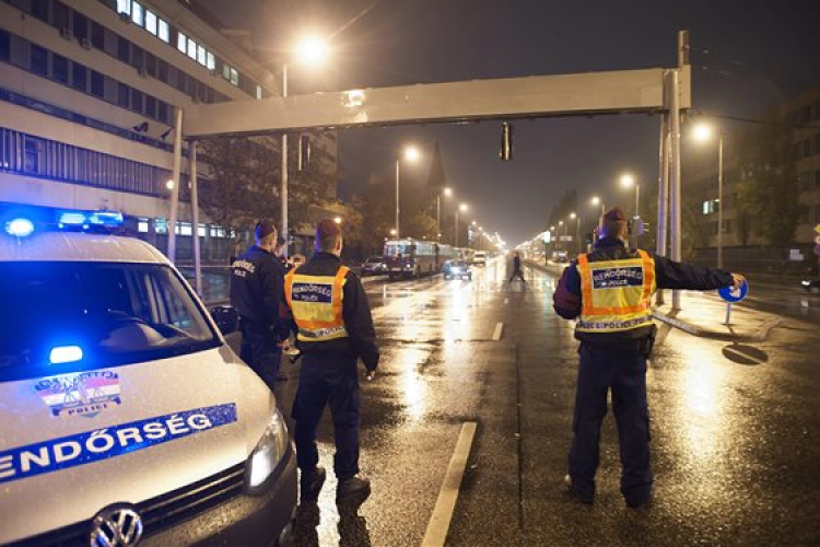 Bomba az Orczy parknál - Megkezdték a robbanószerkezet hatástalanítását