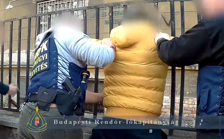 Maszkban raboltak ki egy régiségkereskedőt
