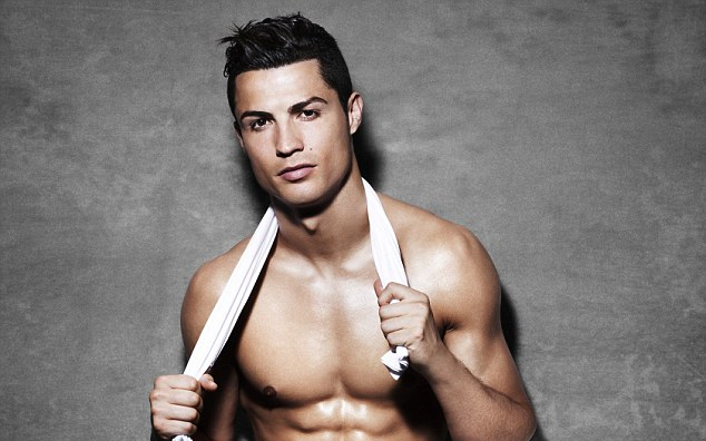 Ronaldo, ha már úgyis szingli lett, megint meztelenkedhet