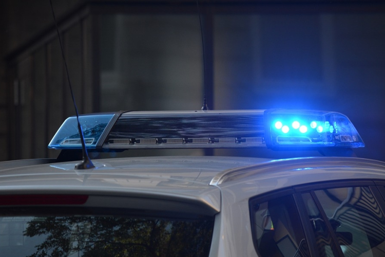 Elsodort egy rendőrt és nekiment két rendőrautónak egy amokfutó tinis autós