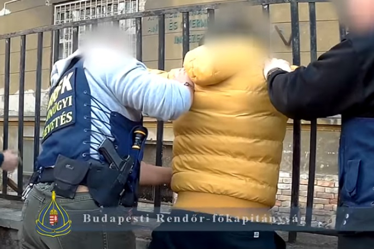 Maszkban raboltak ki egy régiségkereskedőt