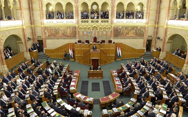 Szigorítja a határzárat és államfőt választ a parlament
