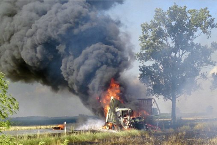 Frontálisan összeütközött két kamion a 86-os úton