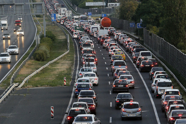 Csaknem hétszázezer személyautó cserélt gazdát az első három negyedévben
