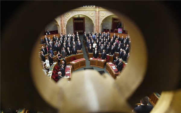 Újra a kormányt kérdezik a képviselők