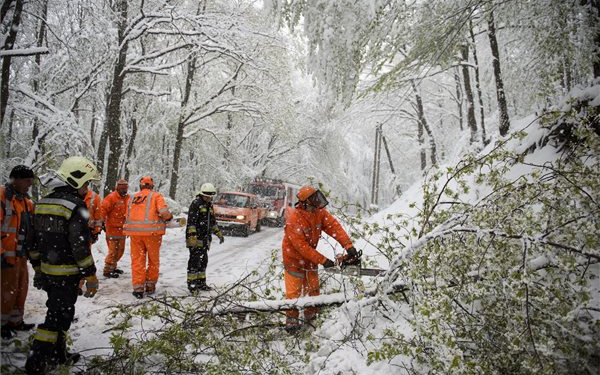 Délutánig 172 riasztást kaptak a tűzoltók