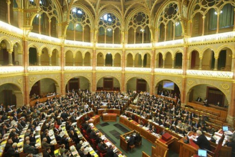 Változhatnak az előfizetések hűségidejére vonatkozó szabályok
