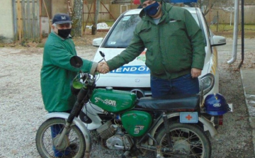 Vitte a fát, meg a motort is