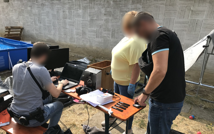 Többmilliós kárt okozó fiatal hackerekre csapott le a rendőrség