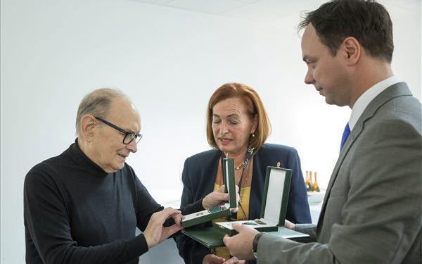 A Magyar Érdemrend középkeresztjével tüntették ki Ennio Morriconét