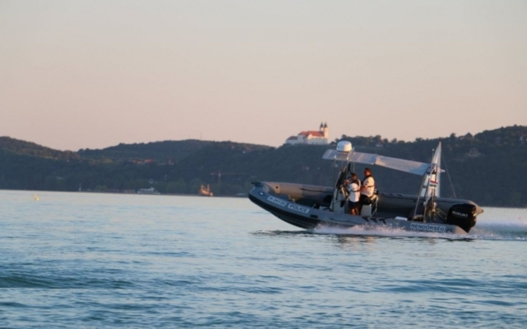 Szörföst mentettek ki a Balatonból