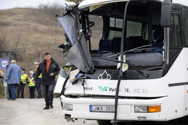 Kamion ütközött autóbusszal Úny és Dág között